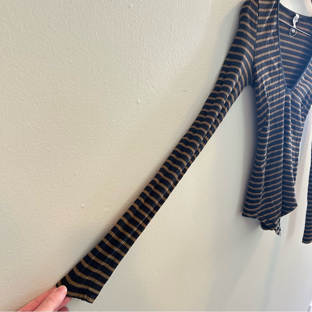 We the Free Long Sleeve T-Shirt Size XS Black Gold Striped V-Neck Fitted Mustard - Picture 7 of 9